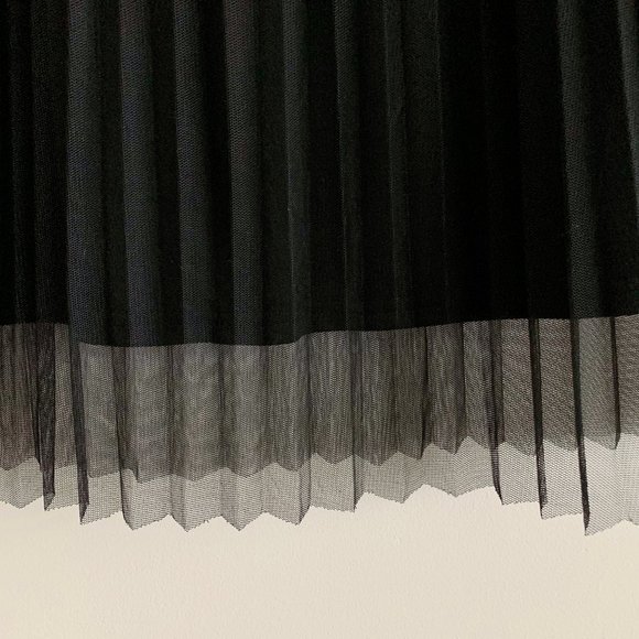 NWT H&M Pleated knee length skirt - Picture 2 of 3